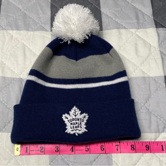 Toronto Maple Leafs Winter Pompom Beanie (Big Kids) - Picture 2 of 7